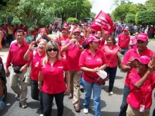 Nancy con el pueblo apoyando a Chavez contra colombia.